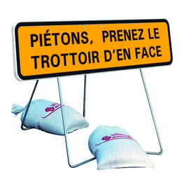 Panneau de signalisation JH T1 - 1000 x 300 mm Piétons, prenez le trottoir d’en face avec Pied Fixe et articulé