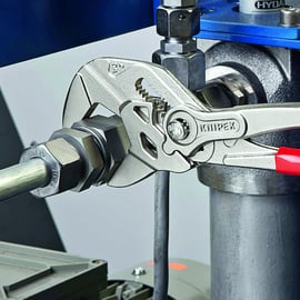 Pince et clé à la fois chromée