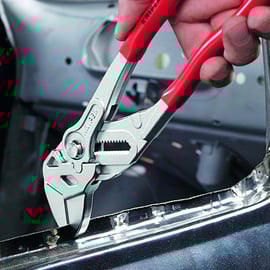 Pince et clé à la fois chromée