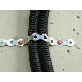 Bande perforée pour fixation de gaines au sol