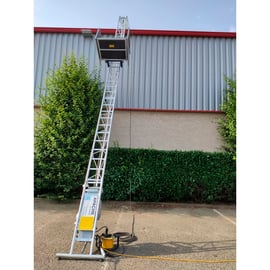 Monte-matériaux APACHE pour couvreur