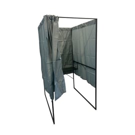 Isoloir avec rideau ignifugé