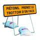 Panneau de signalisation JH T1 - 1000 x 300 mm Piétons, prenez le trottoir d’en face avec Pied Fixe et articulé