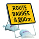 Panneau de chantier KC1 T1 ROUTE BARREE à 200 mètres 800 x 600 mm avec pied et 2 sacs de lestage